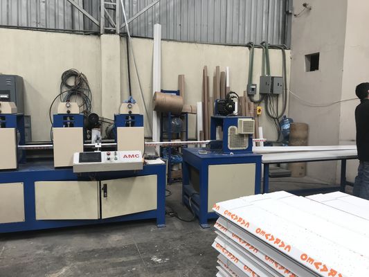 Macchina automatica per la fabbricazione di protettori per bordi di carta